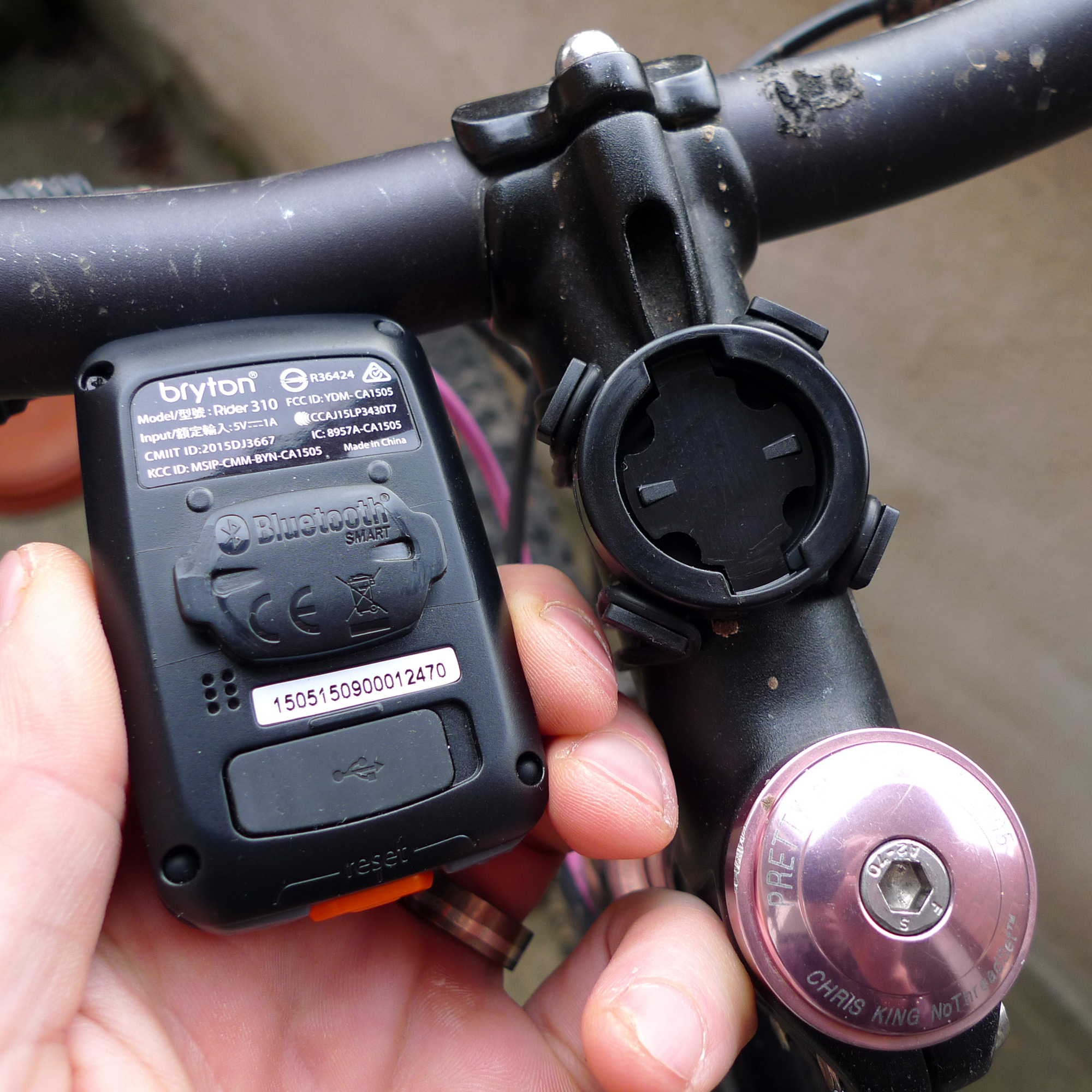 Bryton_Rider-310-budget-GPS-cycling-computer_mounting-back.jpg