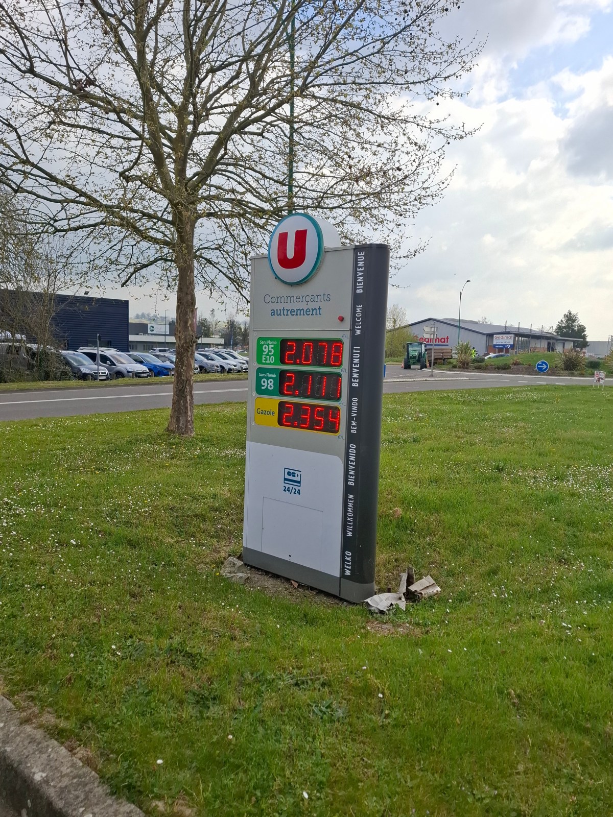 Il est impératif de tout faire à vélo, le carburant est hors de&nbsp;prix!